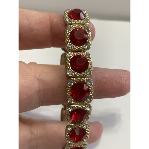 VINTAGE MONET RED AND CLEAR GLASS PANELED STRETCH GOLD TONE BRACELET - Picture 2 of 5